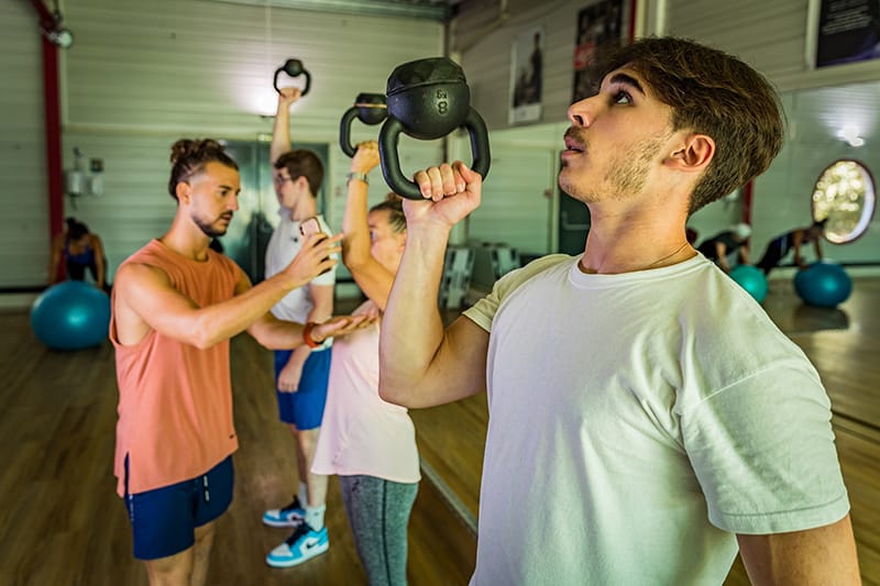 sport-groupe-musculation-poids-coach